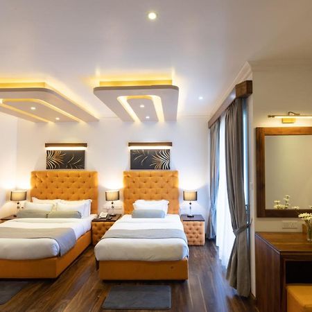 نوفارا إيلِيا Hotel Grand Turf المظهر الخارجي الصورة
