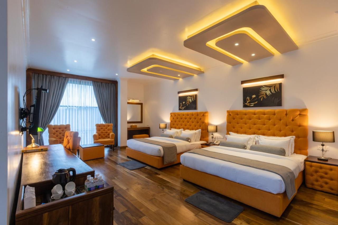 نوفارا إيلِيا Hotel Grand Turf المظهر الخارجي الصورة
