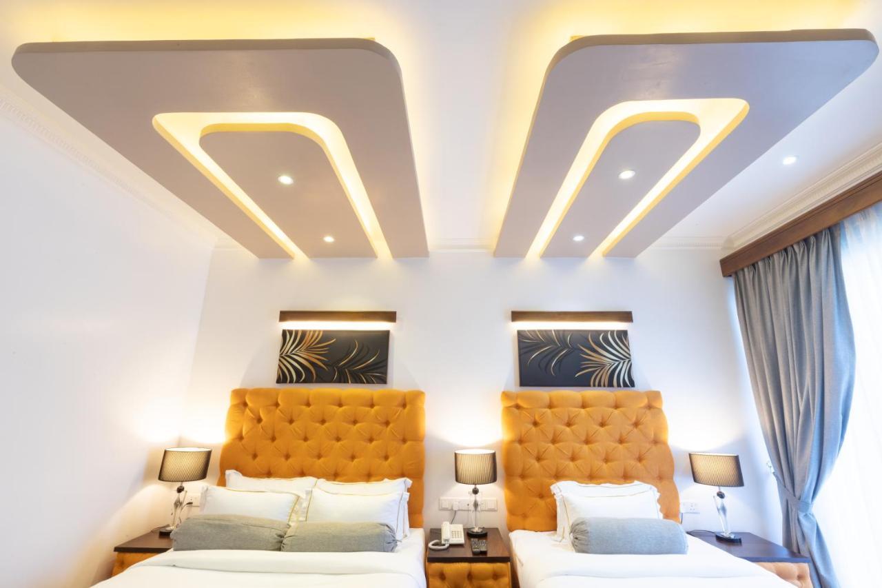 نوفارا إيلِيا Hotel Grand Turf المظهر الخارجي الصورة