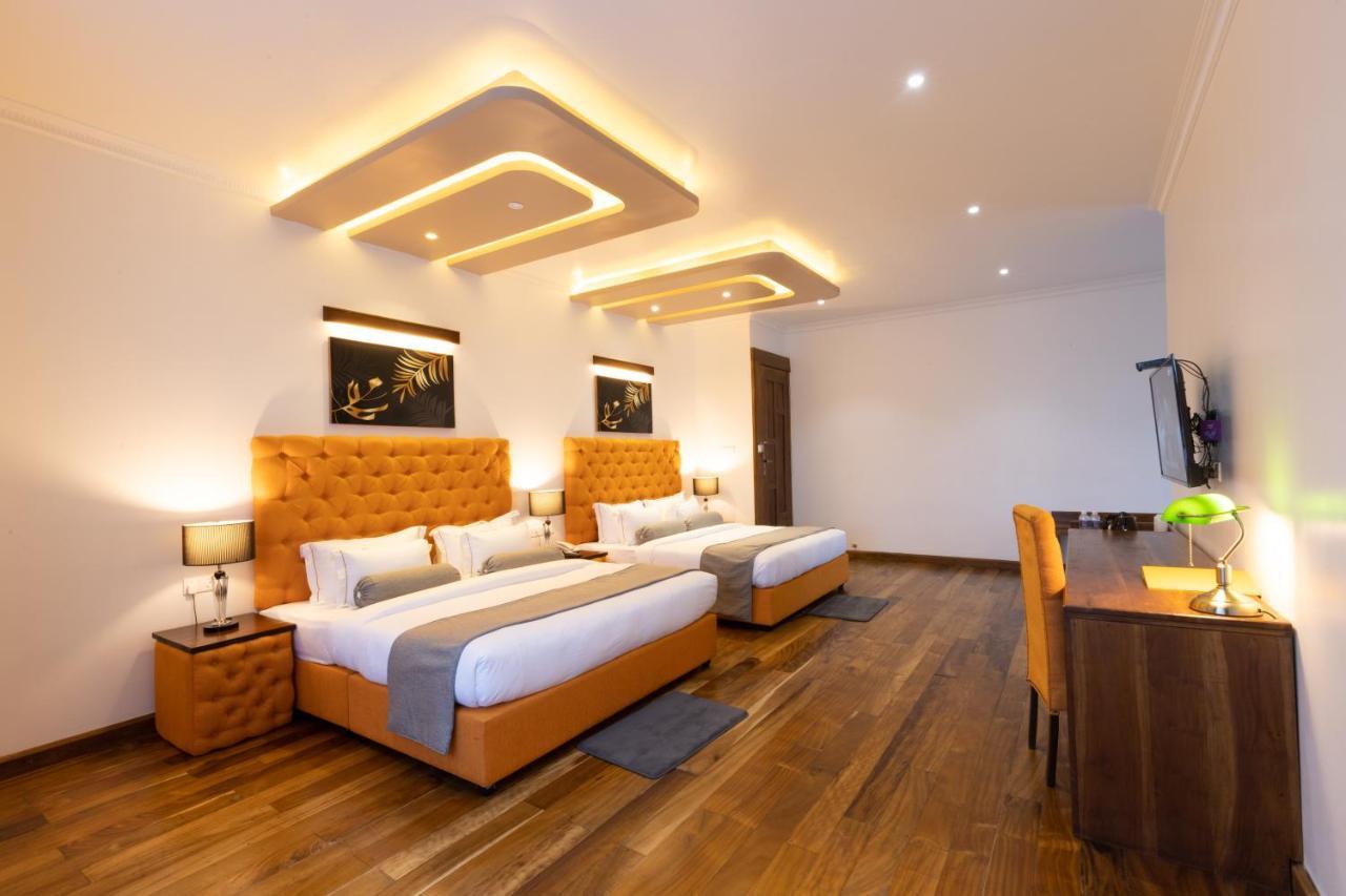 نوفارا إيلِيا Hotel Grand Turf المظهر الخارجي الصورة