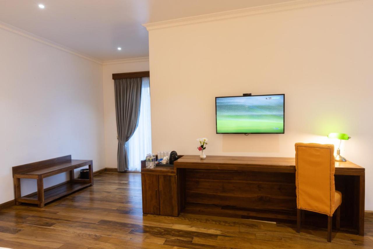نوفارا إيلِيا Hotel Grand Turf المظهر الخارجي الصورة