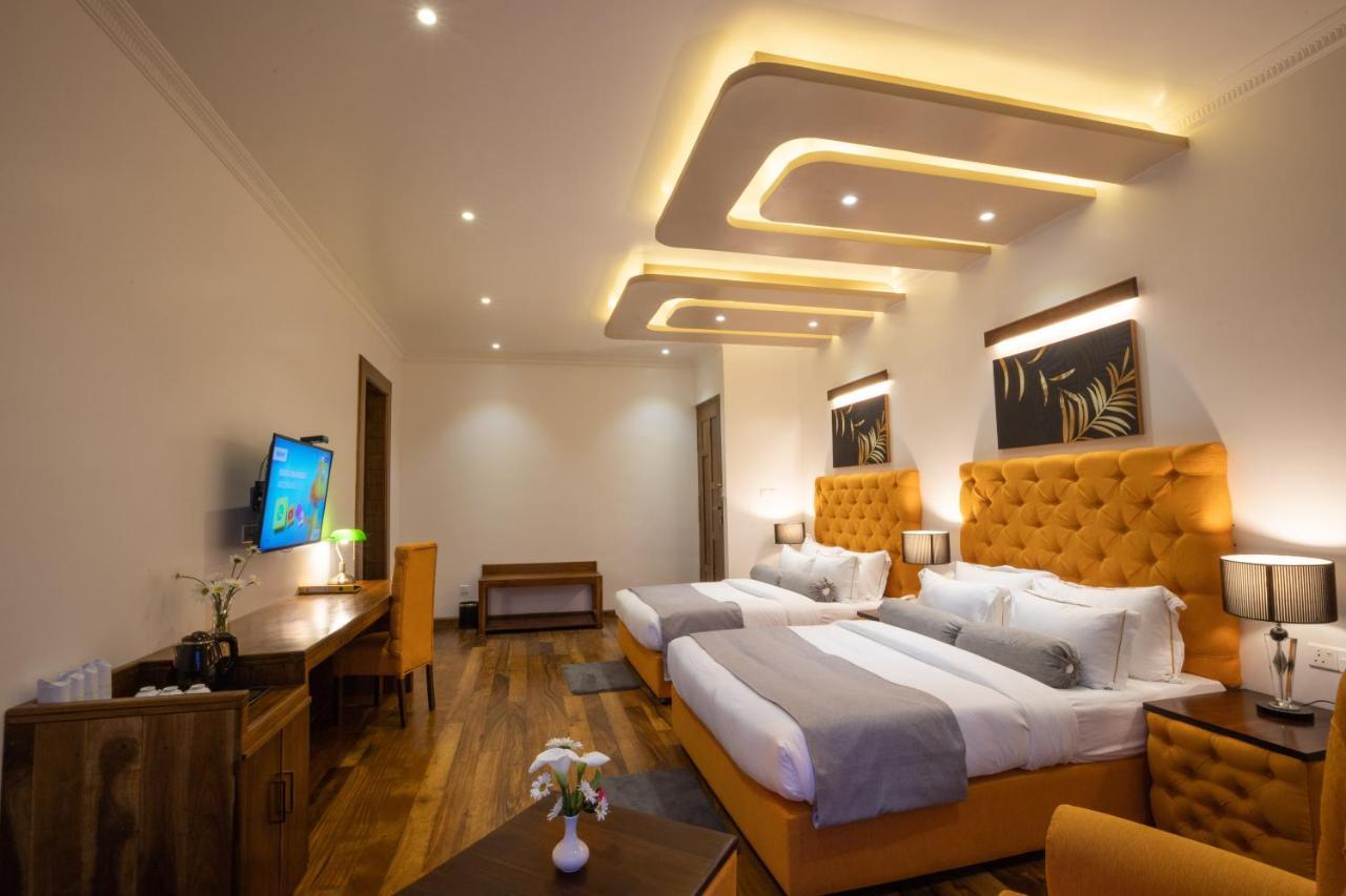 نوفارا إيلِيا Hotel Grand Turf المظهر الخارجي الصورة