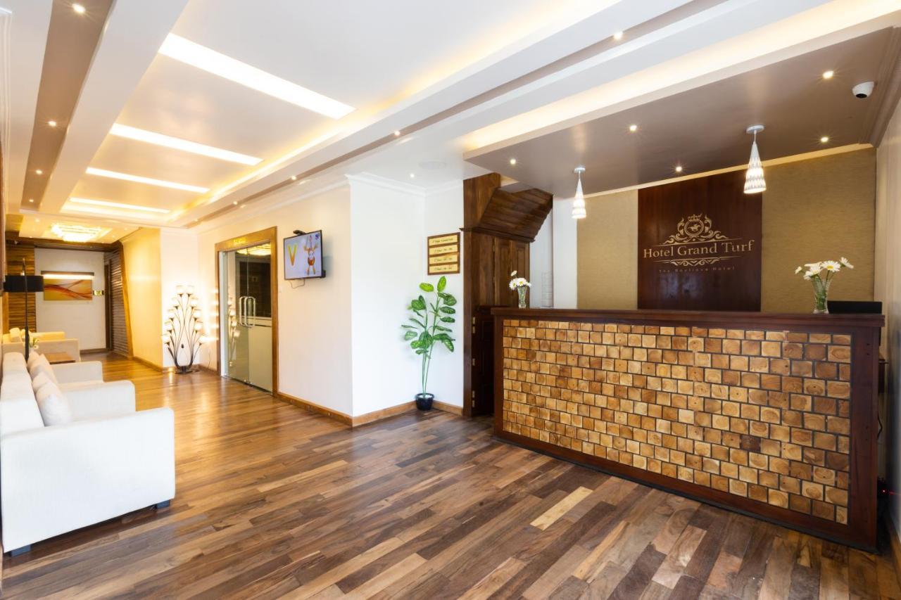نوفارا إيلِيا Hotel Grand Turf المظهر الخارجي الصورة