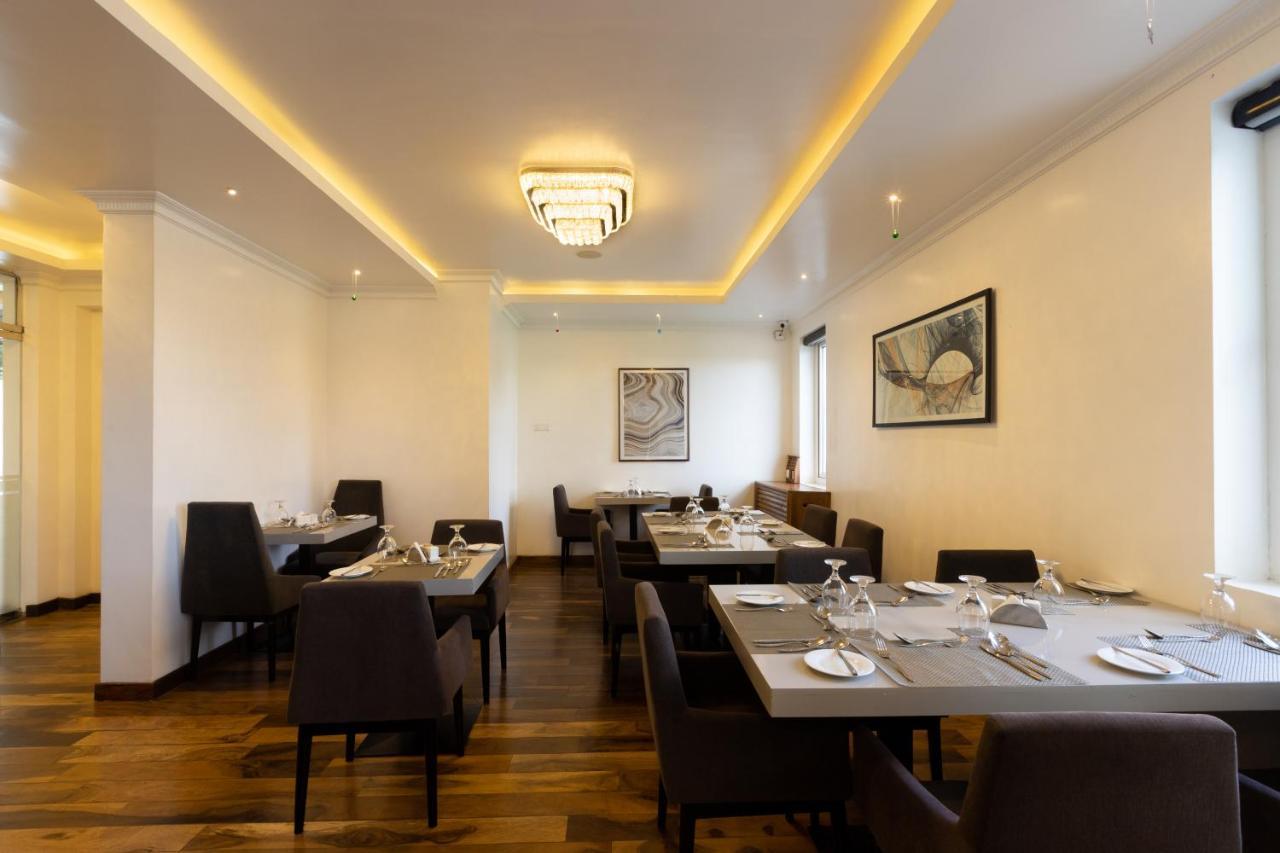 نوفارا إيلِيا Hotel Grand Turf المظهر الخارجي الصورة