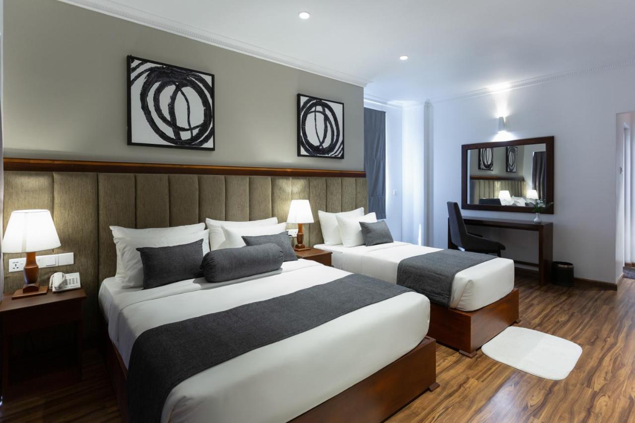 نوفارا إيلِيا Hotel Grand Turf المظهر الخارجي الصورة