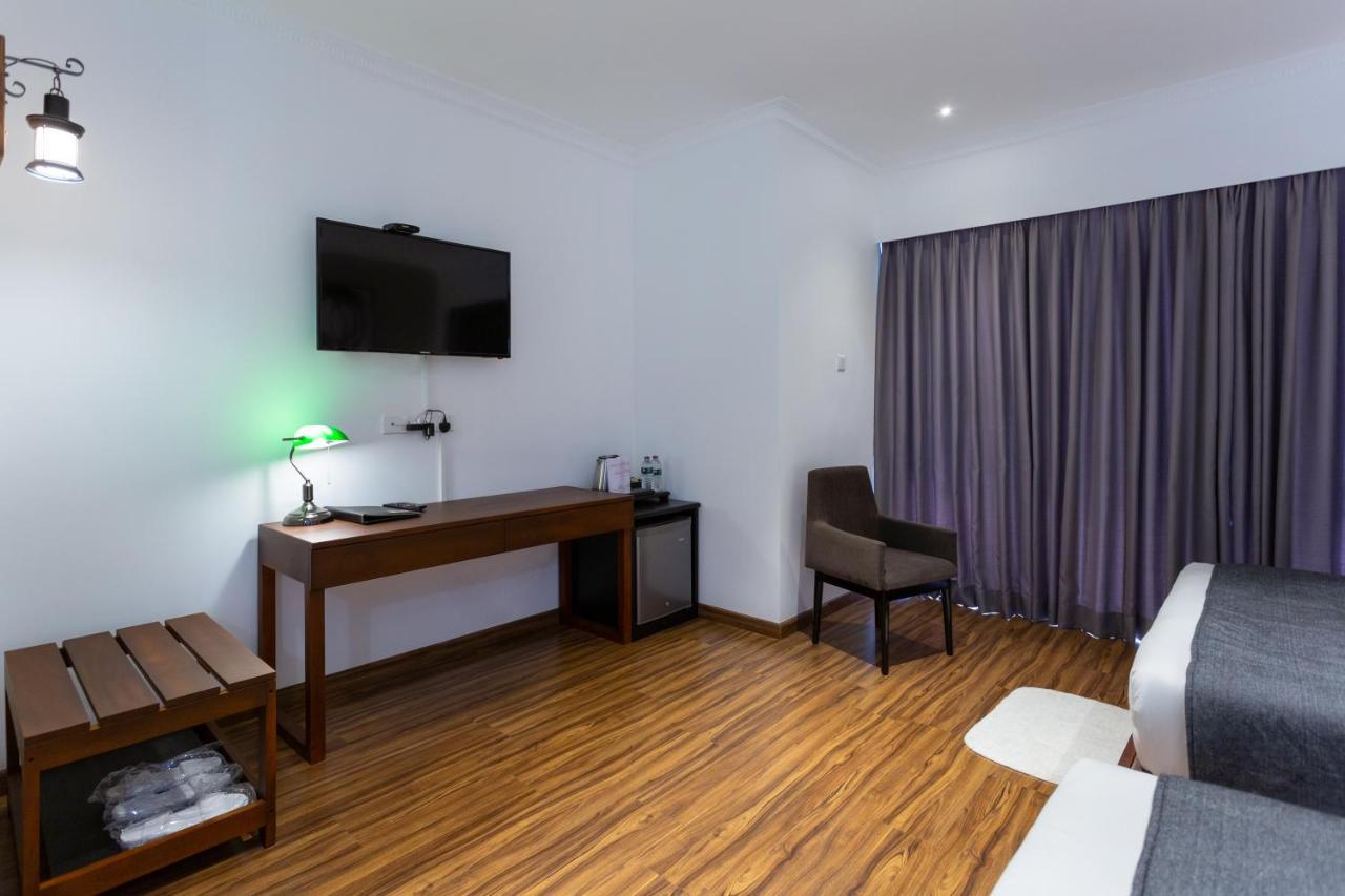 نوفارا إيلِيا Hotel Grand Turf المظهر الخارجي الصورة