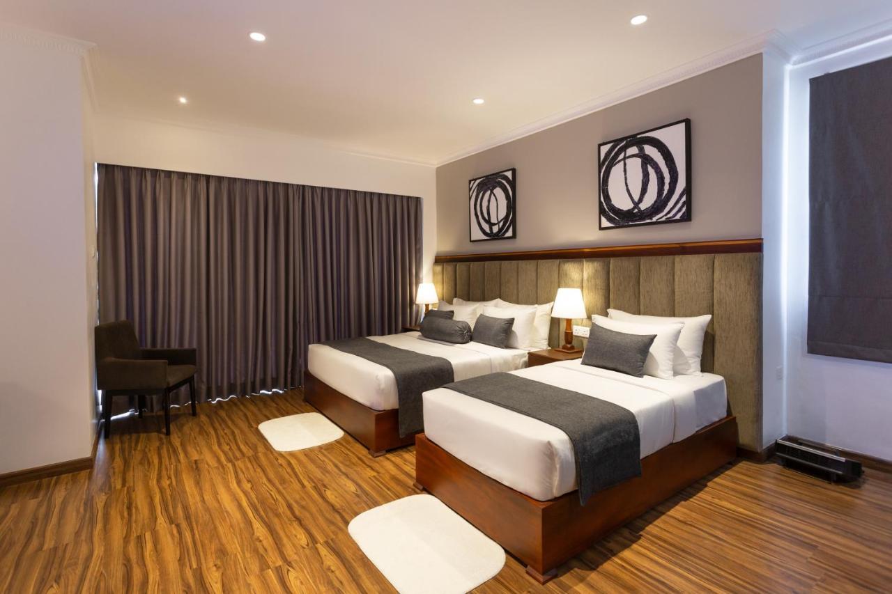 نوفارا إيلِيا Hotel Grand Turf المظهر الخارجي الصورة